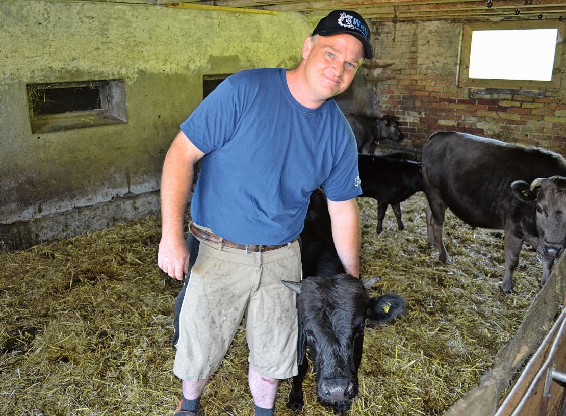 Im grosszügigen Laufstall fühlen sich Knechtles Tiere wohl.