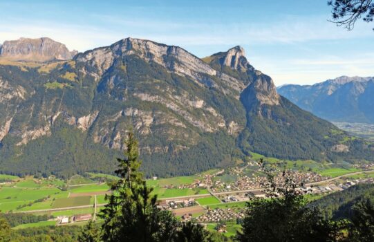 Die lebenswichtigen Schutzwälder am Gonzen im Sarganserland schützen vor Naturgefahren. Bild: Marco Köppel, KFA