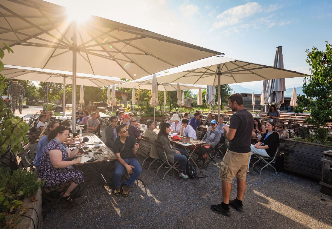 David Prevost, Hofleiter des Bächlihofs in Jona, erzählt den internationalen Agrarjournalisten, wie der Eventbauernhof «funktioniert» Bild: .Raphael Hünerfauth, www.huenerfauth.ch