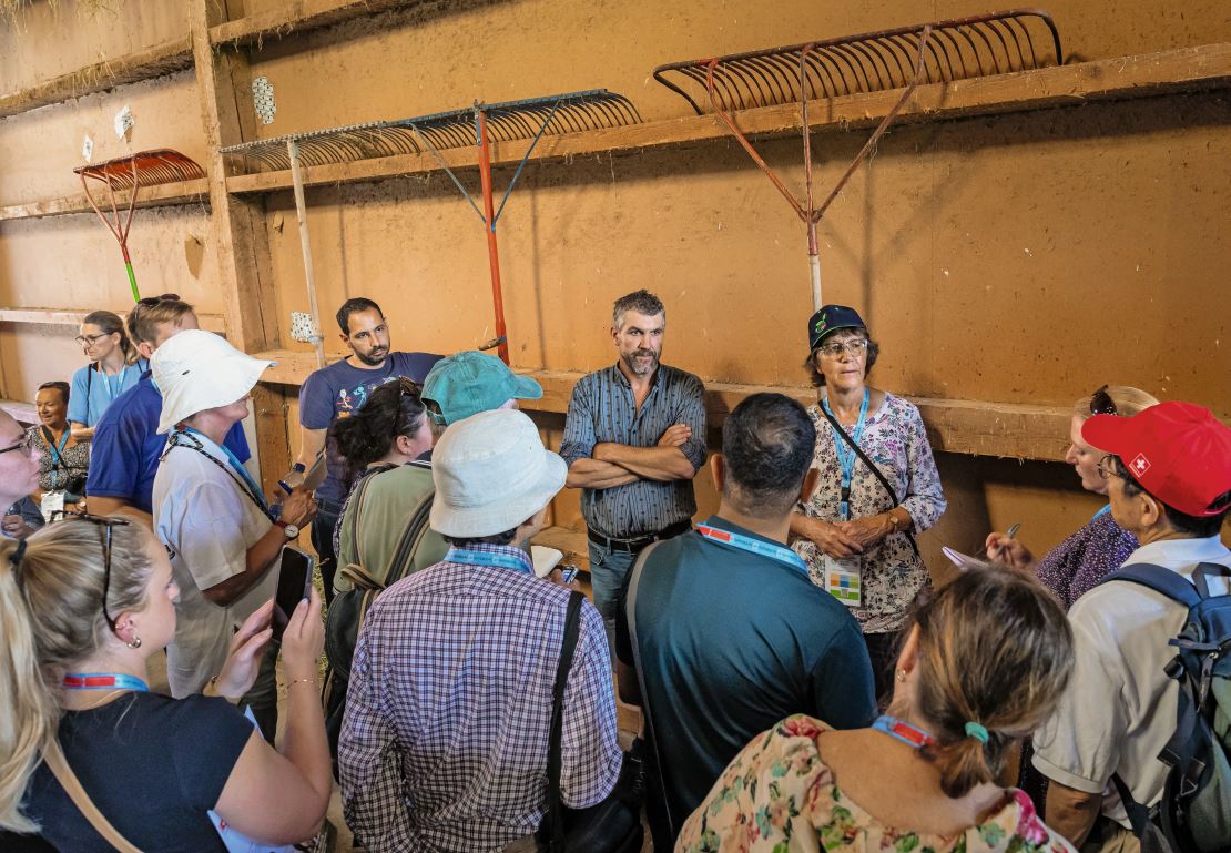 Die interessierten Agrarjournalisten stellen Landwirt Urs Tschümperlin (Edelweisshemd) aus St. Gallenkappel viele Fragen. Bild: Raphael Hünerfauth, www.huenerfauth.ch