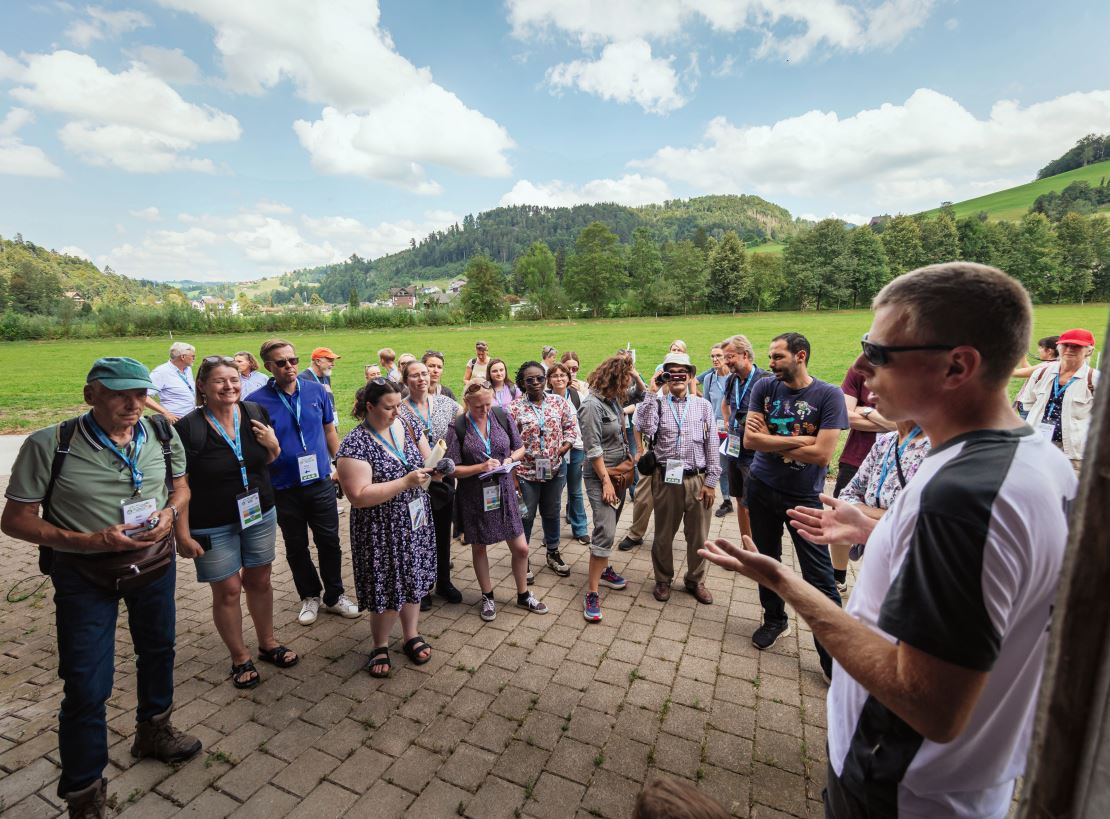 Köbi Hagmann vom Adelbach-Hof in Necker (rechts) erklärt, wie er seine Produkte vom Hof selbst vermarktet. Bild: Raphael Hünerfauth, www.huenerfauth.ch