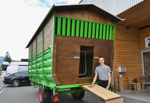 Gabriel Näscher vor seinem mobilen Schafstall, den er als Schulprojekt realisiert hat.