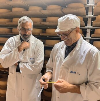 Stefan Bürki (rechts) taxiert Käse aus der Alpkäserei Flumserberg. Paul Good, Vorstandsmitglied des Vereins, schaut gespannt zu. Bild: zVg.