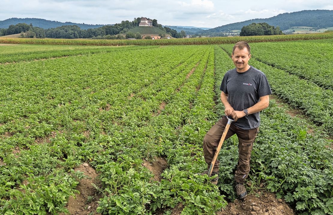 Andreas Rüsch, Leiter Anbau und Gewächshausbetriebe bei Rathgeb Bio, auf einem eigenen Versuchsfeld.