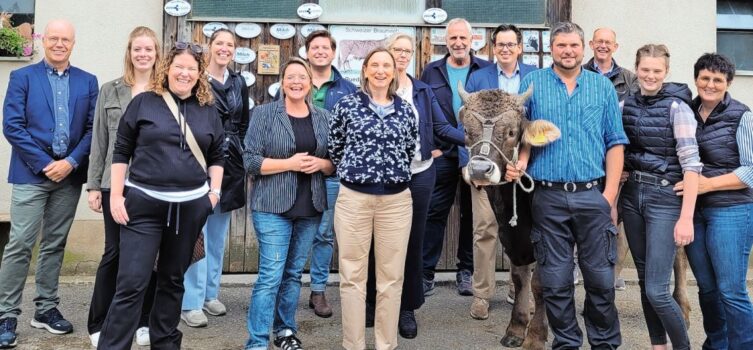 Die niederländischen Parlamentarier besuchten die Petra und Marcel Artho in Walde. Bild: Mathias Rüesch