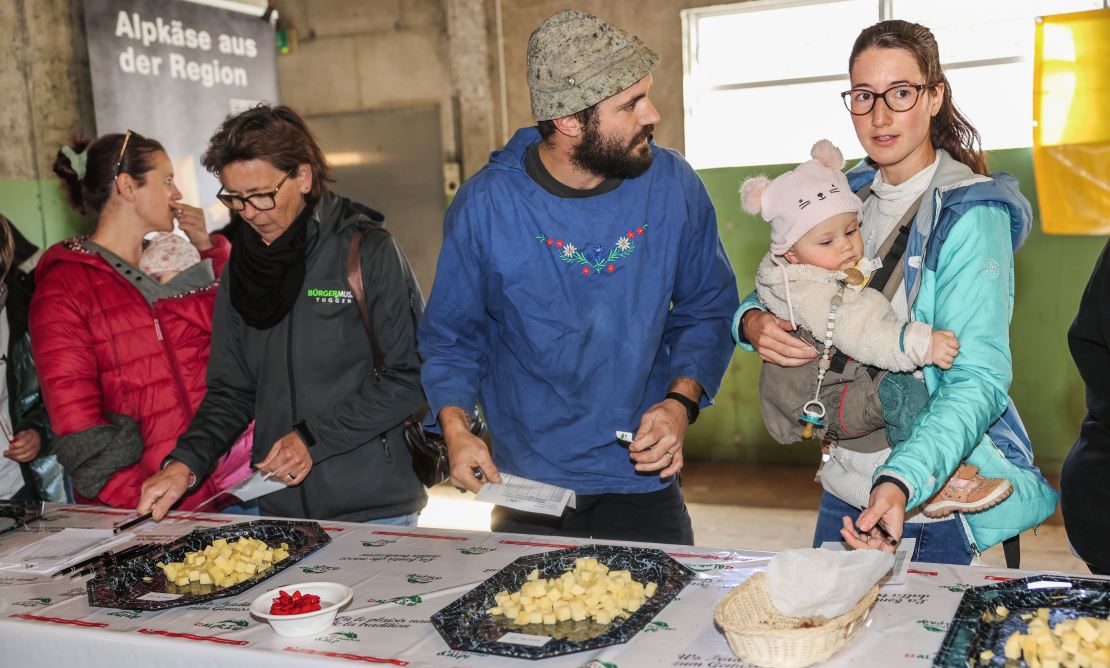 Noch ahnen Anna-Andrea und Fabian Fieg (rechts) nicht, dass bei der Alpkäseprämierung ihr Käse gewinnen wird.