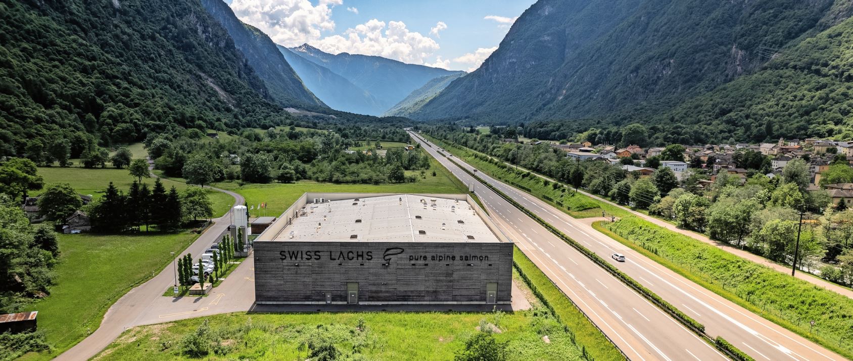 2016 stand die erste Lachszucht der Schweiz noch im Bau und 2018 konnten dann die ersten Lachse «geerntet» werden, wie es in der Fachsprache heisst. Nun plant das Unternehmen bereits eine zweite Indooranlage.