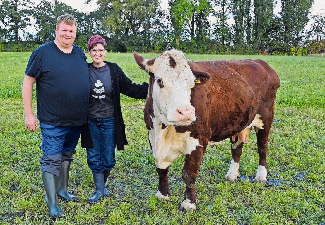 Roland und Cornelia Berger mit ihrer ältesten Hereford-Kuh Nelli.