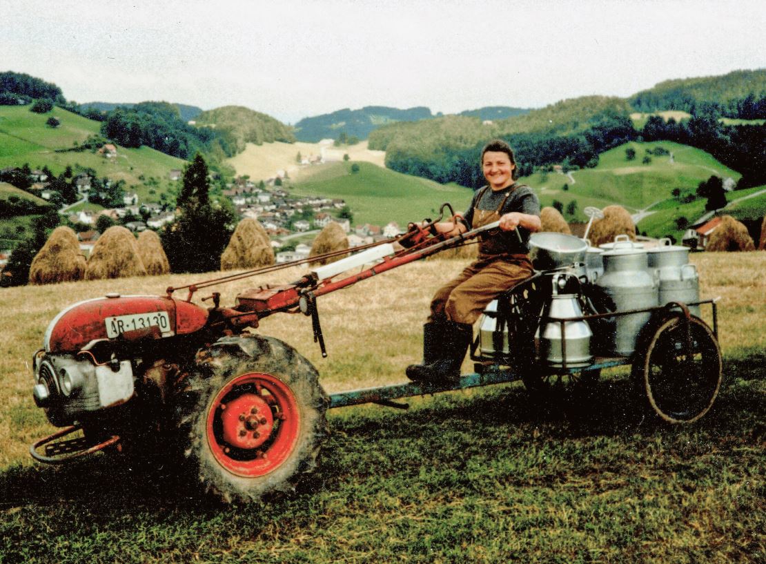 Damals: Hanni Graf bringt die Milch zur Käserei. Bild: zVg.