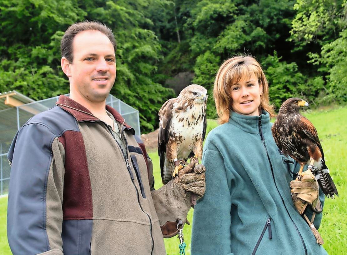 Steven Diethelm und Daniela Fleischmann betreiben in Siebnen eine Falknerei und eine Vogelpflegestation. Bild: zVg.