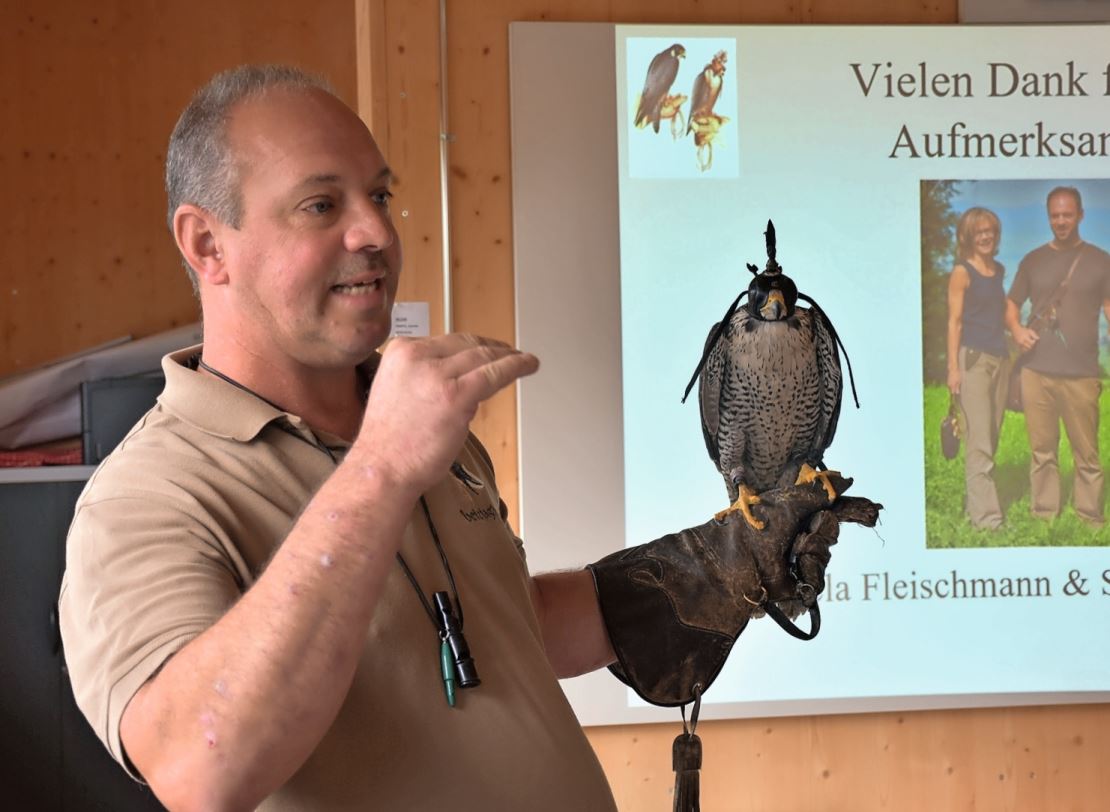 Steven Diethelm erklärte den Thurgauer Jagdaufsehern die Kunst des Beizjagens. Bild: Thomas Güntert