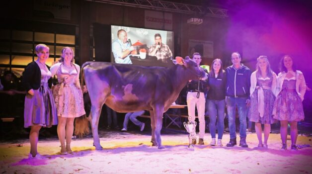 Champion-Rind Vegas-ET mit Eigentümerfamilie Schmid sowie den Kandidatinnen für die Braunviehkönigin.