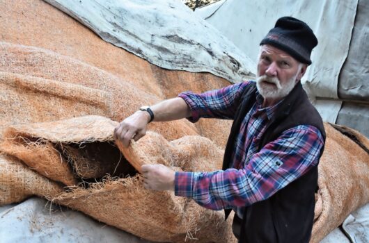 Walter Hurschler hat in der Engelberger Snowfarm Ende Oktober die Holzwollenvliese entfernt.